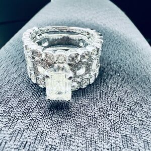 Luxurious 14K Diamond Ring with Pavé Band